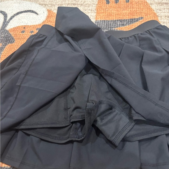 ALO Yoga Black Skirt - Picture 2 of 4